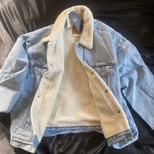Levi’s Premium Dad Trucker Sherpa Jacket lightwash